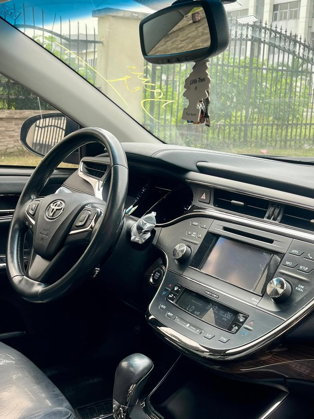 Luxury 2013 Toyota Avalon: Accident-Free & Ready