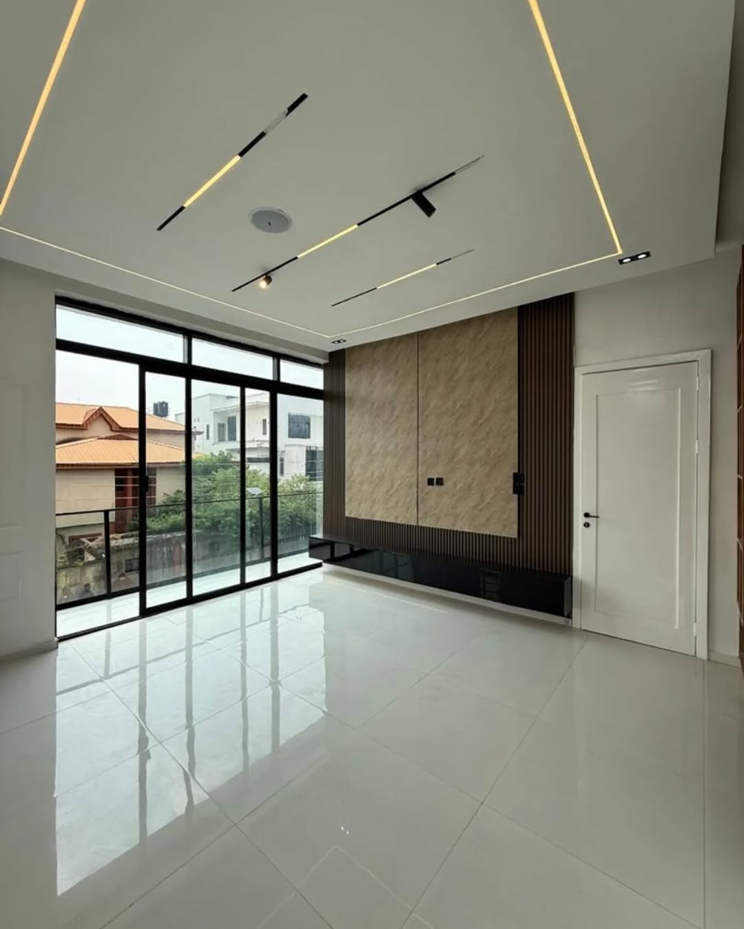 Ajahn Oasis: 5BR Duplex with Pool & Smart Tech