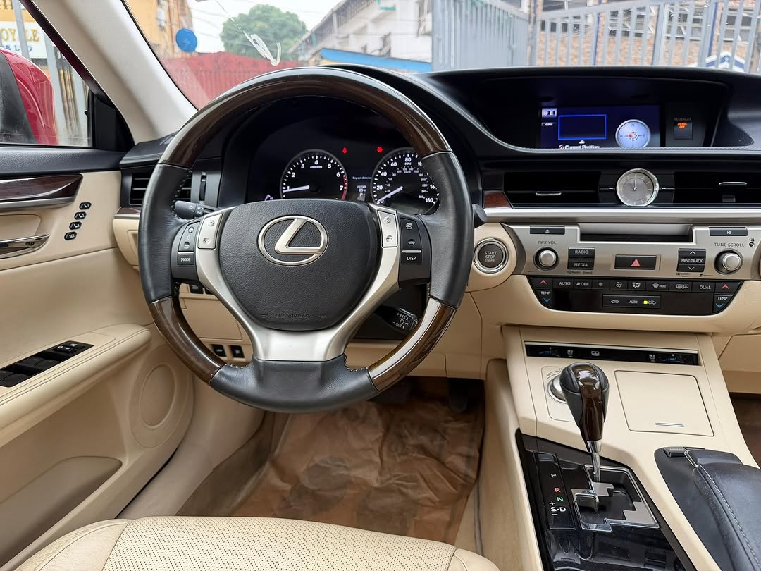 Luxury Lexus ES350: Loaded & Ready to Drive