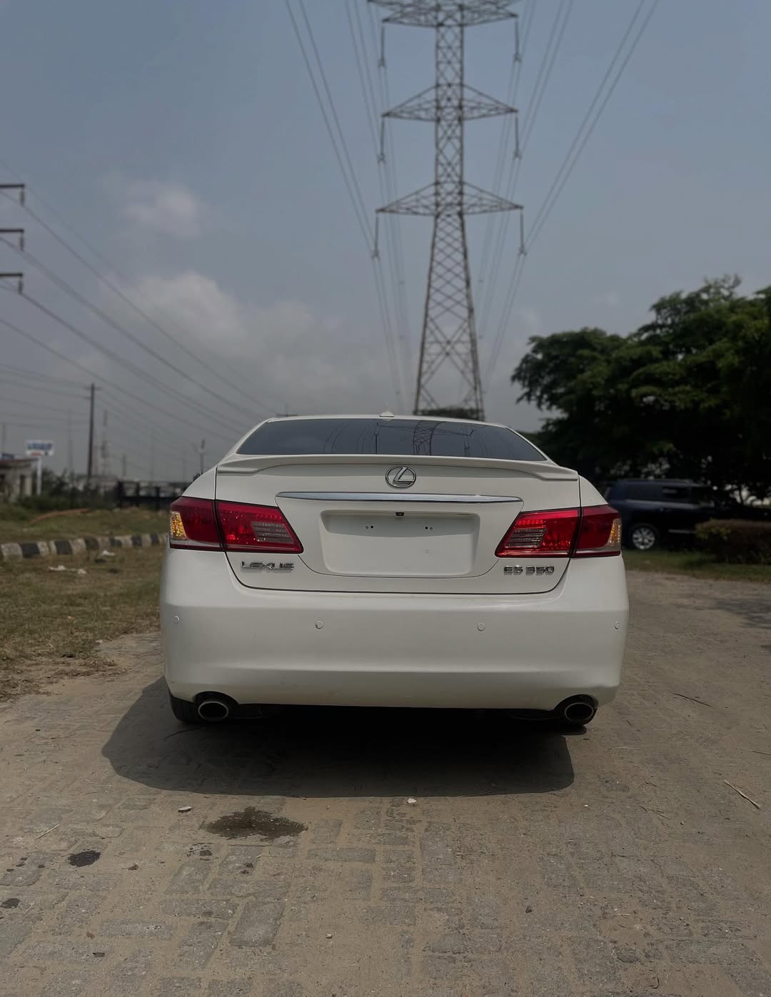 Luxury Lexus ES350: Sunroof & Premium Tech