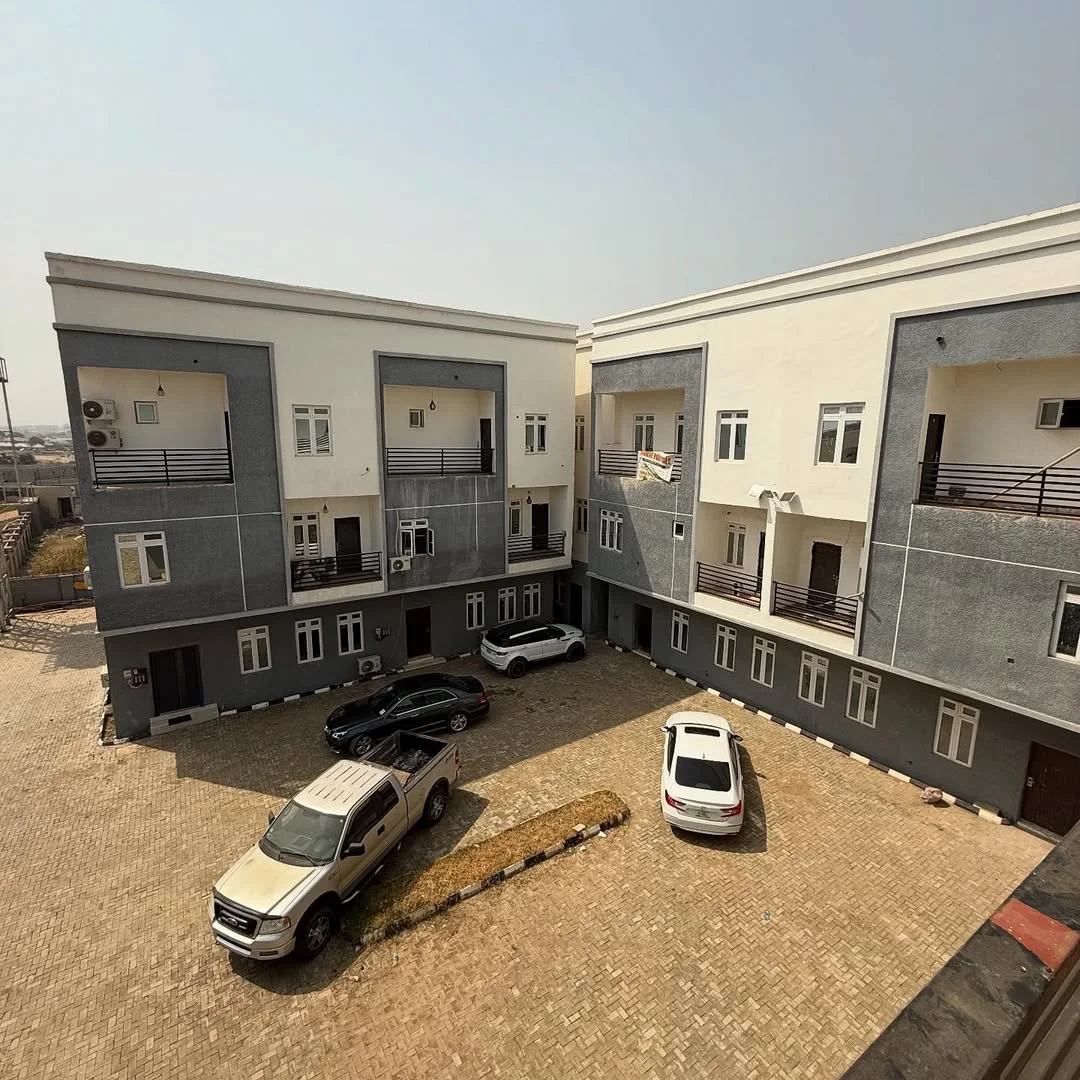 Exquisite 4-Bed Terrace Duplex with BQ in Dape