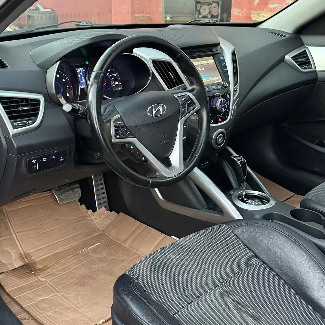 Sporty Hyundai Veloster: Panoramic Roof & Keyless