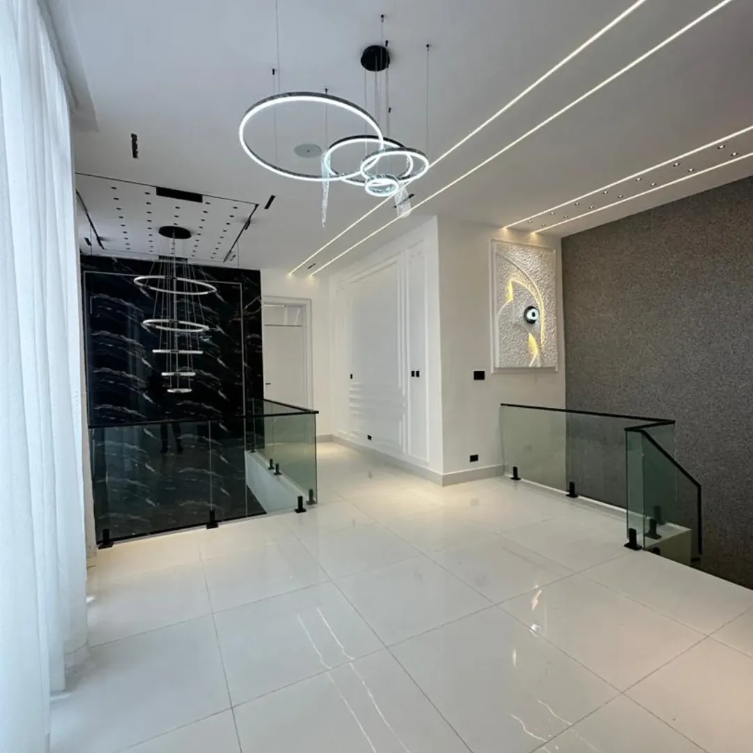 Elite 5-Bed Duplex with Pool & Gym in Chevron