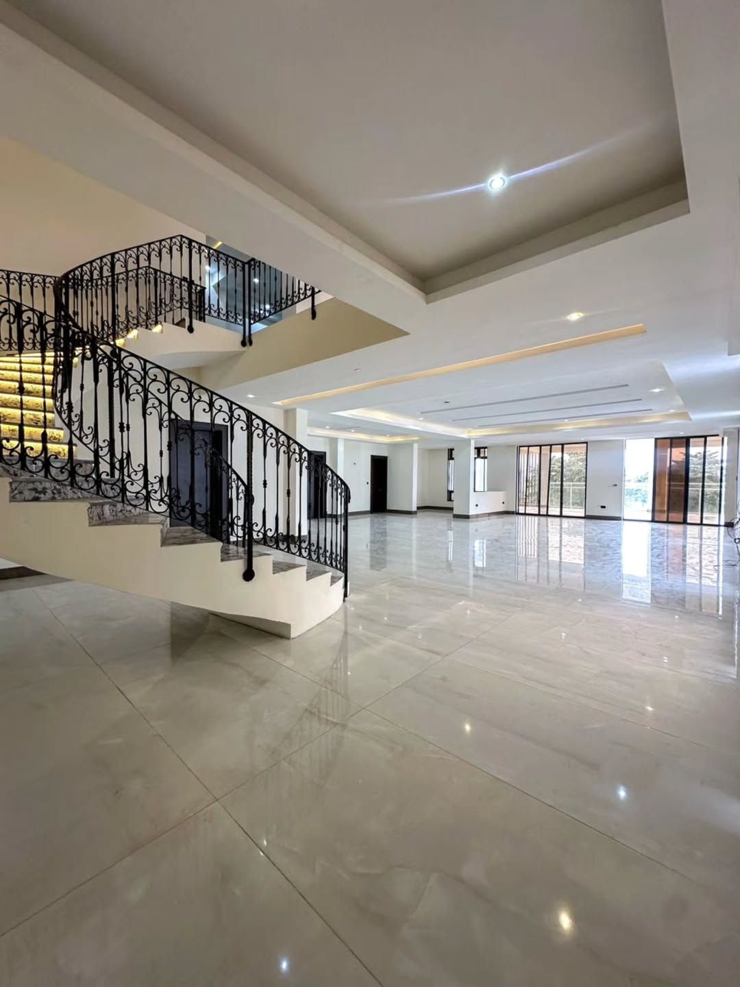 Elevate Your Life: 5-Bed Penthouse with Panoramic Ikoyi Views