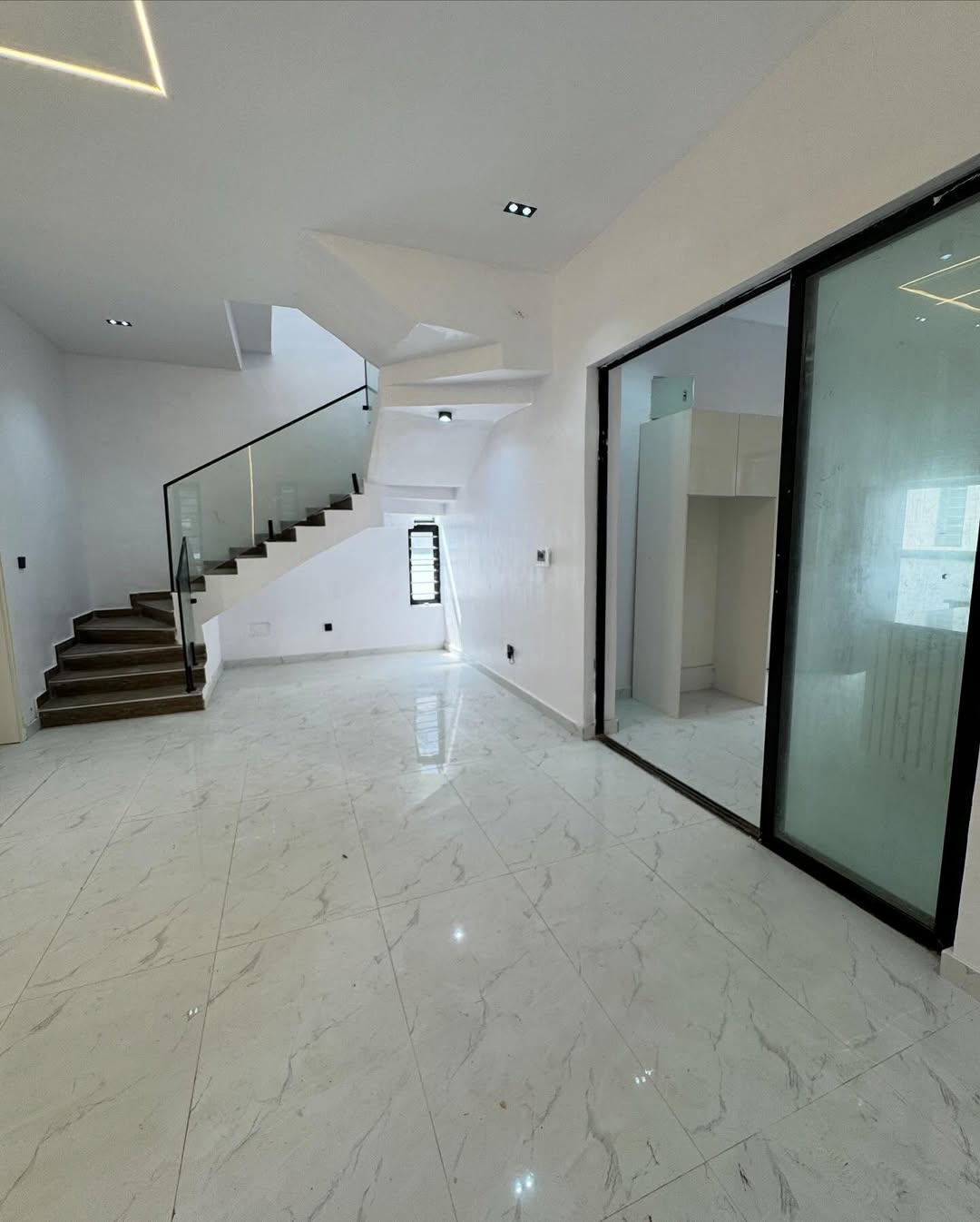 Stunning 5-Bed Duplex with Pool & Jacuzzi in Ikota