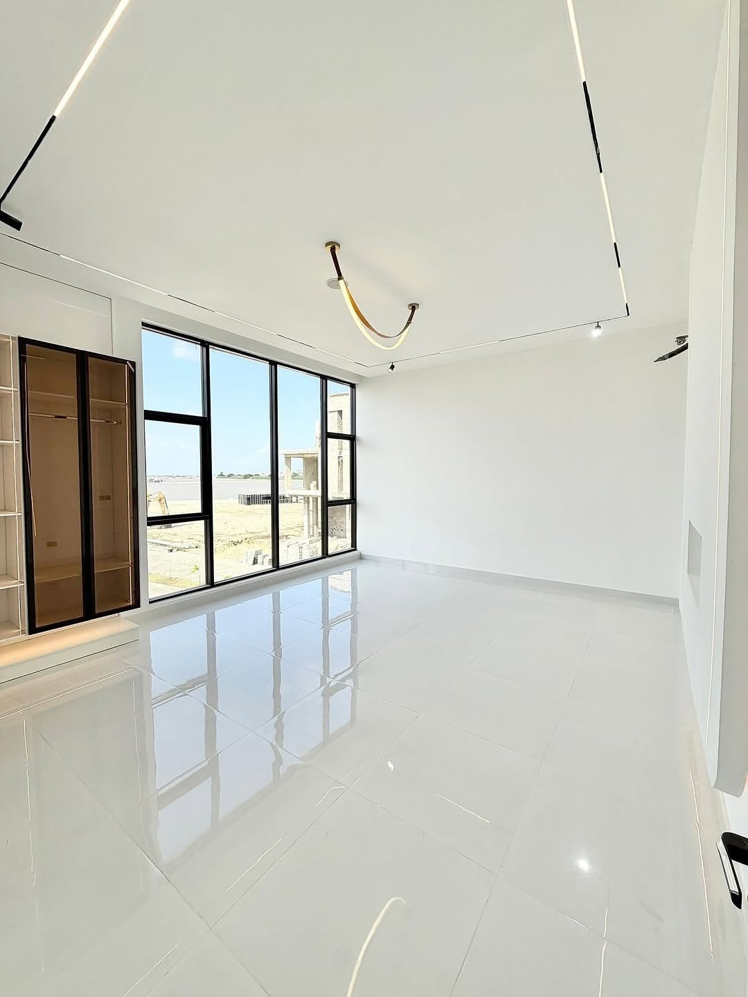 Osapa London’s Grand 600SQM Estate with Rooftop Terrace & Pool