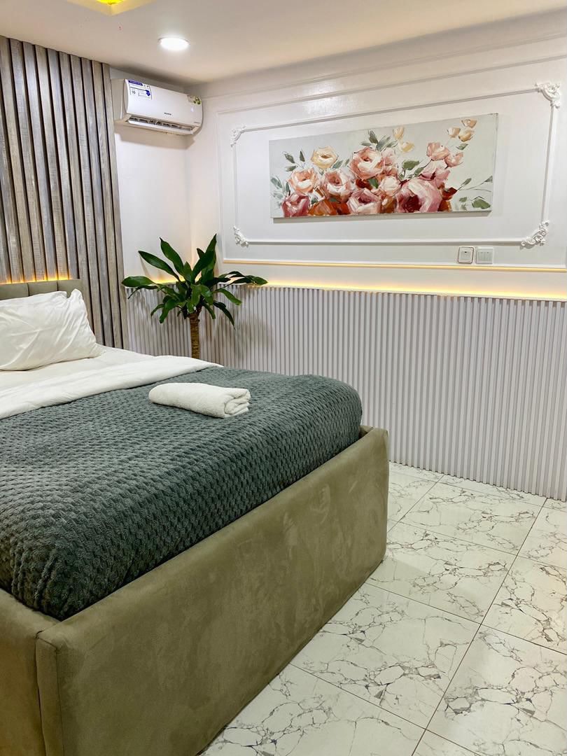 Seaside Luxury: Modern 1-Bedroom with 24/7 Power & WiFi