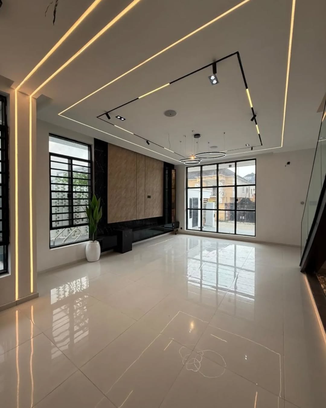 Ajahn Oasis: 5BR Duplex with Pool & Smart Tech