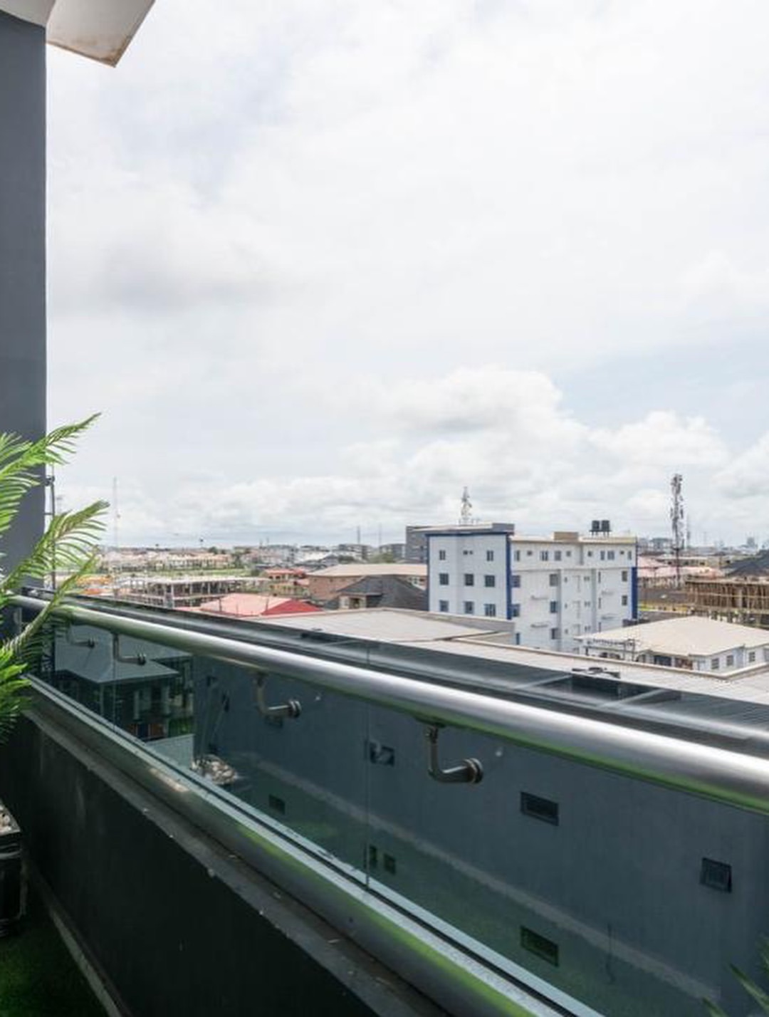 Luxury Ikate Shortlet: 2BR with Chef & PS5