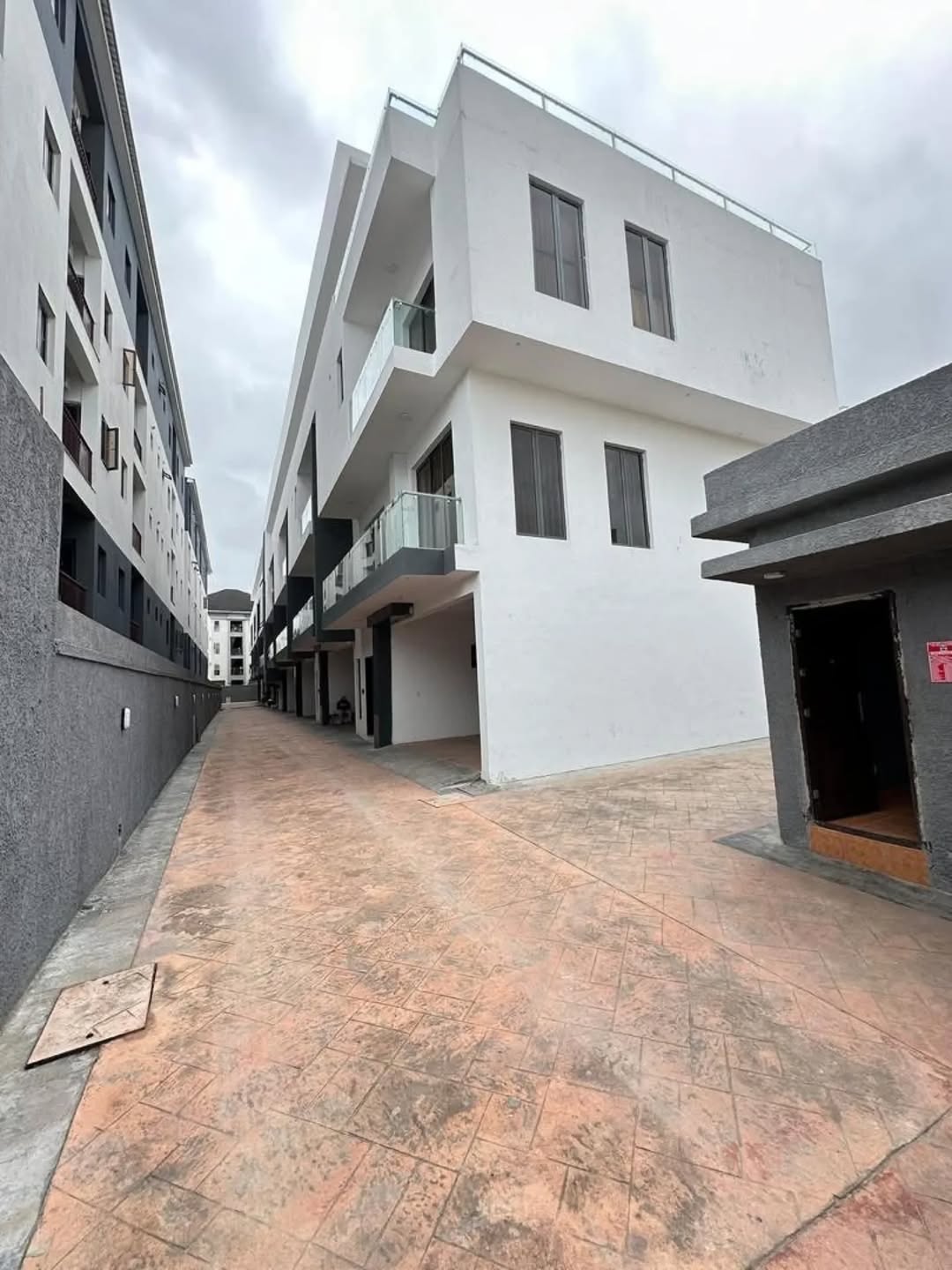 Luxury Oniru Duplex: Spacious 4BR with BQ & Balcony