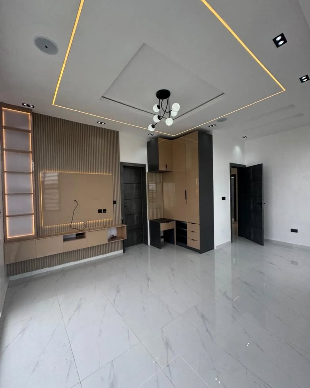 Stunning 5-Bed Duplex with Cinema & Pool in Ajah