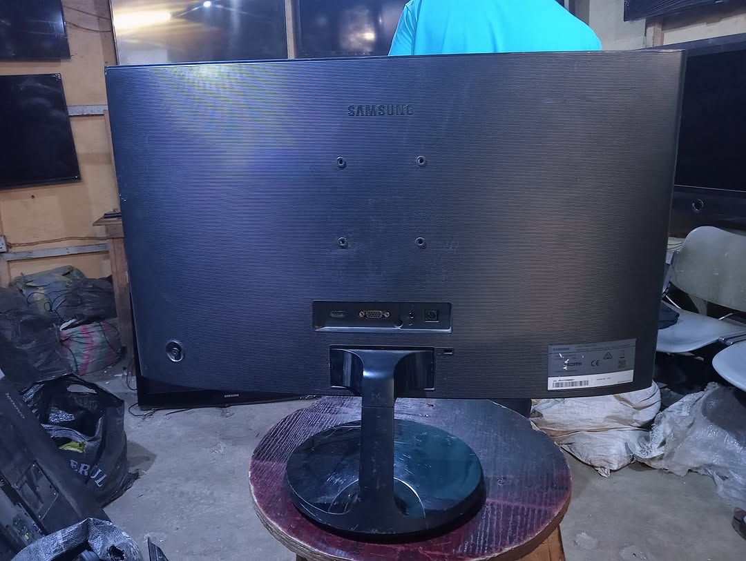 Immersive 24″ Curved QLED Monitors – N100,000