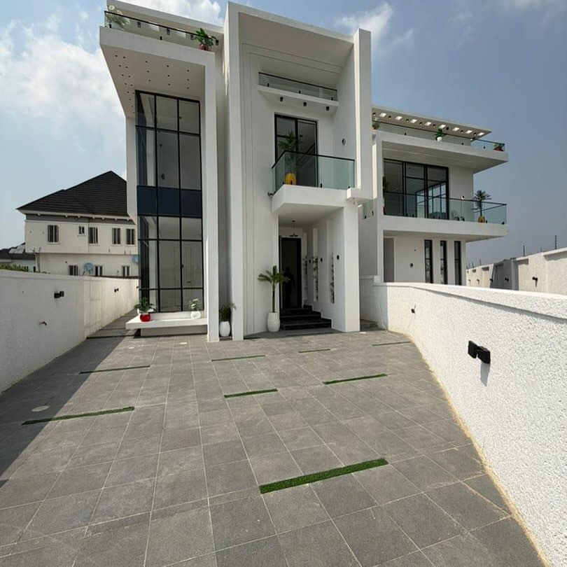 Opulent 5-Bed Duplex with Resort-Style Pool in Chevron