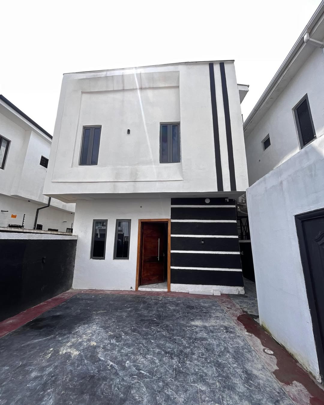 Luxury 3-Bed Detached Home in Secured Ikota Estate