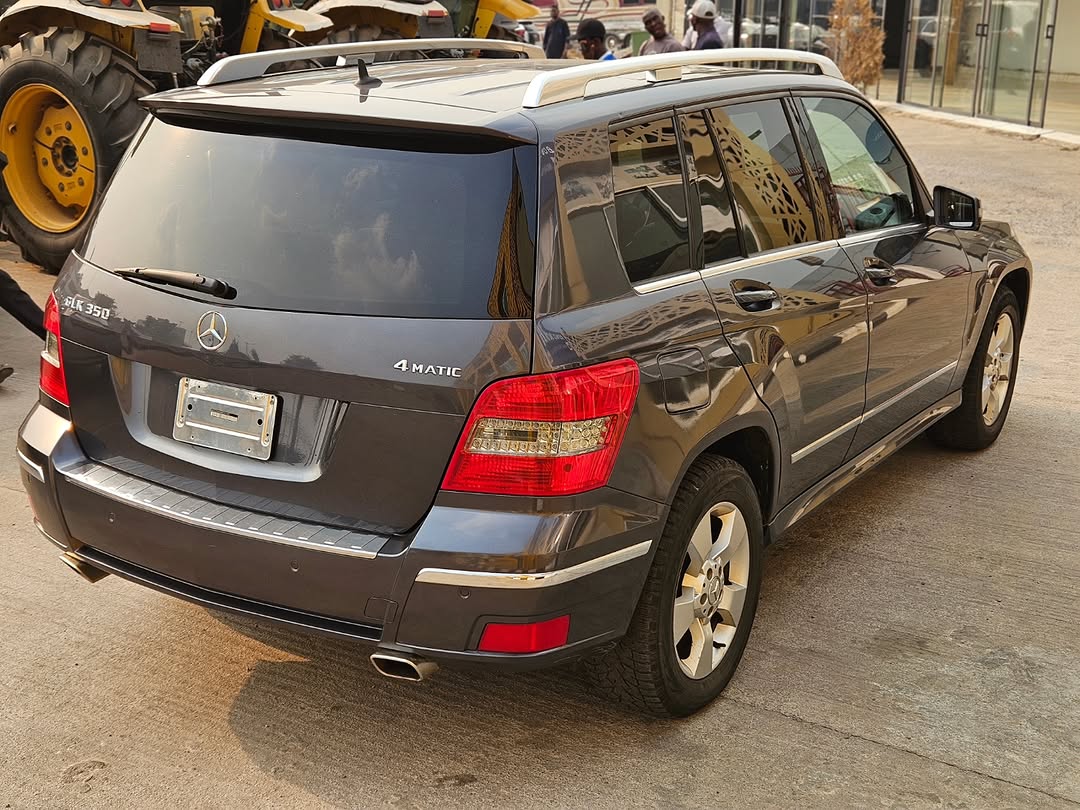 Timeless Luxury SUV: V6 Power Meets Executive Comfort