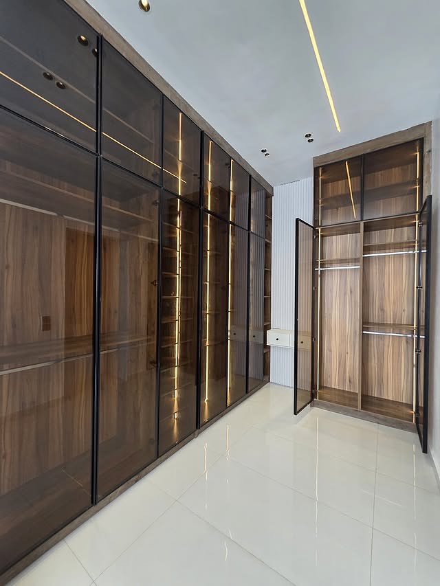 Lagos Luxury: 5-Bed Smart Duplex with Pool & Gym