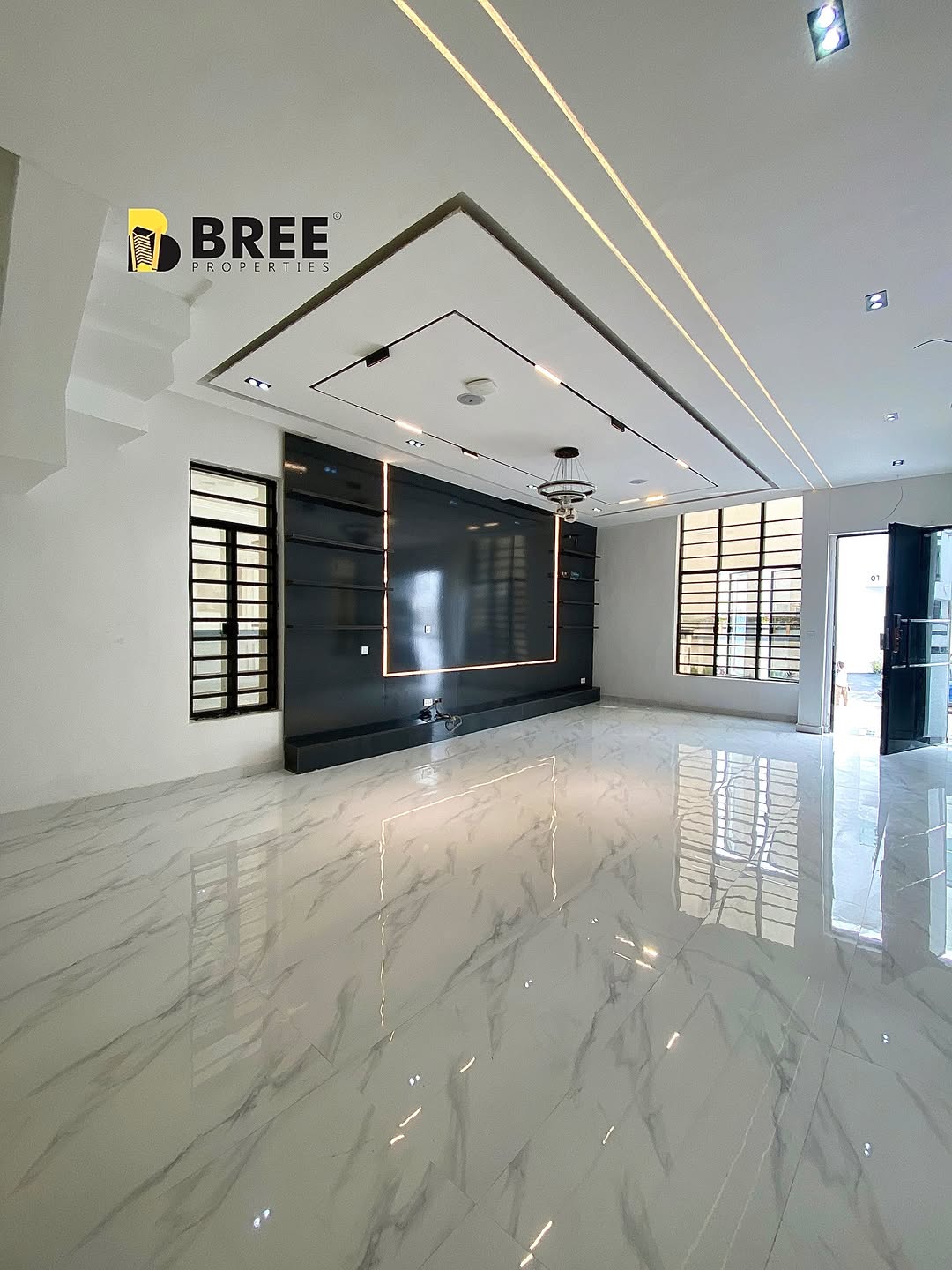 Elegant 5-Bedroom Haven with Pool in Prime Chevron Estate