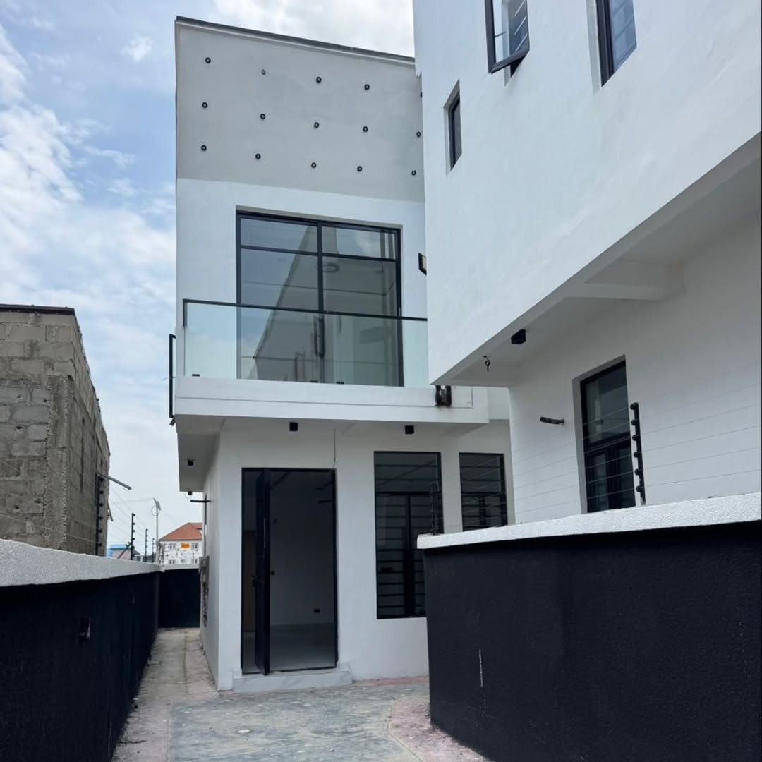 Stunning 4-Bed Duplex with BQ in Prime Ikota Estate