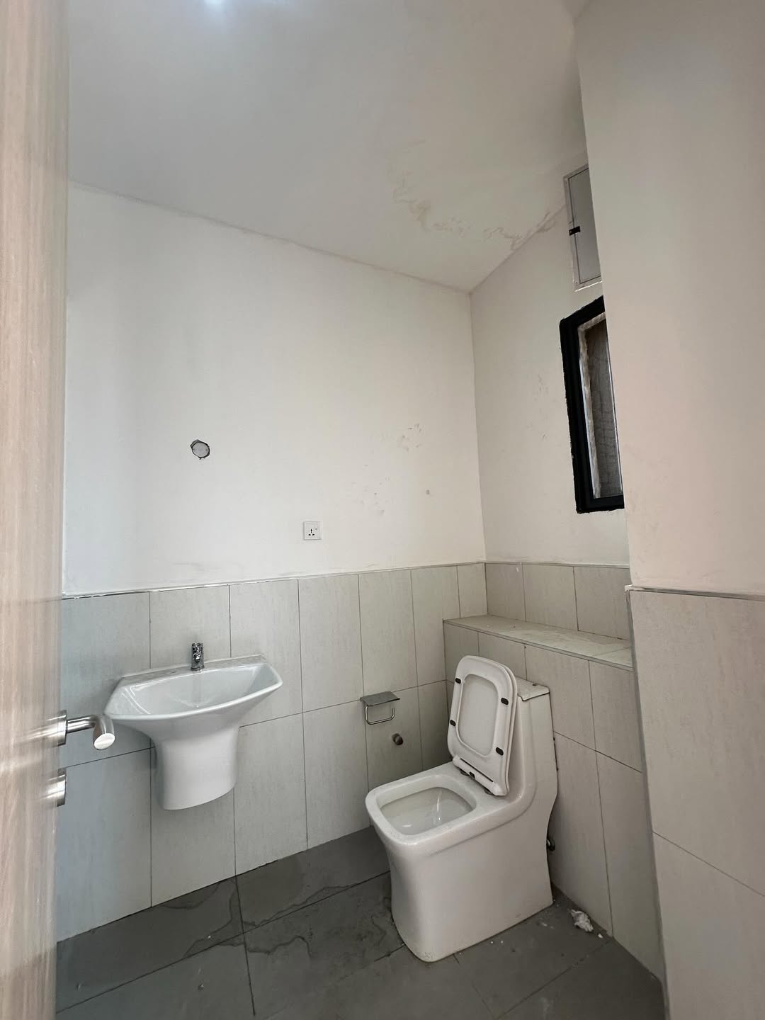 Lekki Phase 1 Oasis: 3-Bedroom Haven with Pool & BQ