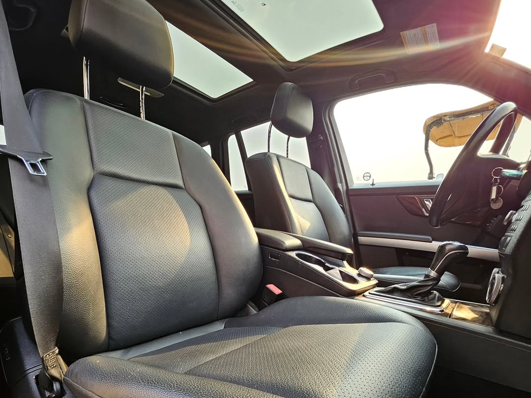 Timeless Luxury SUV: V6 Power Meets Executive Comfort