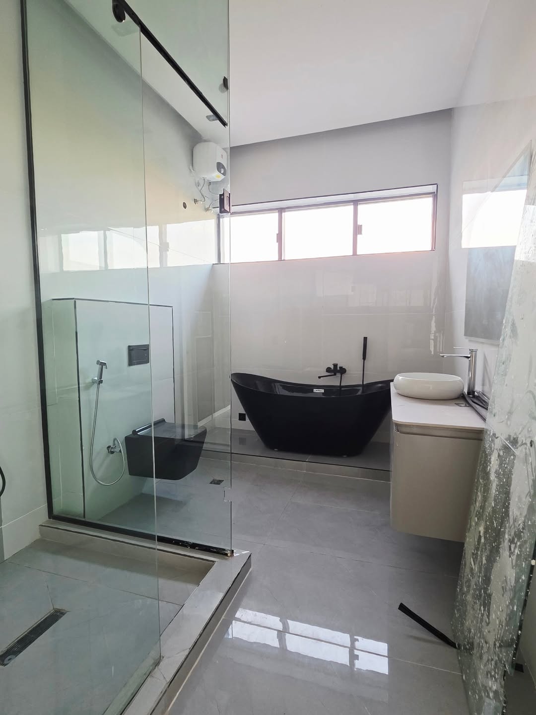 Elegant 5-Bedroom Haven with Cinema & Pool in Lekki