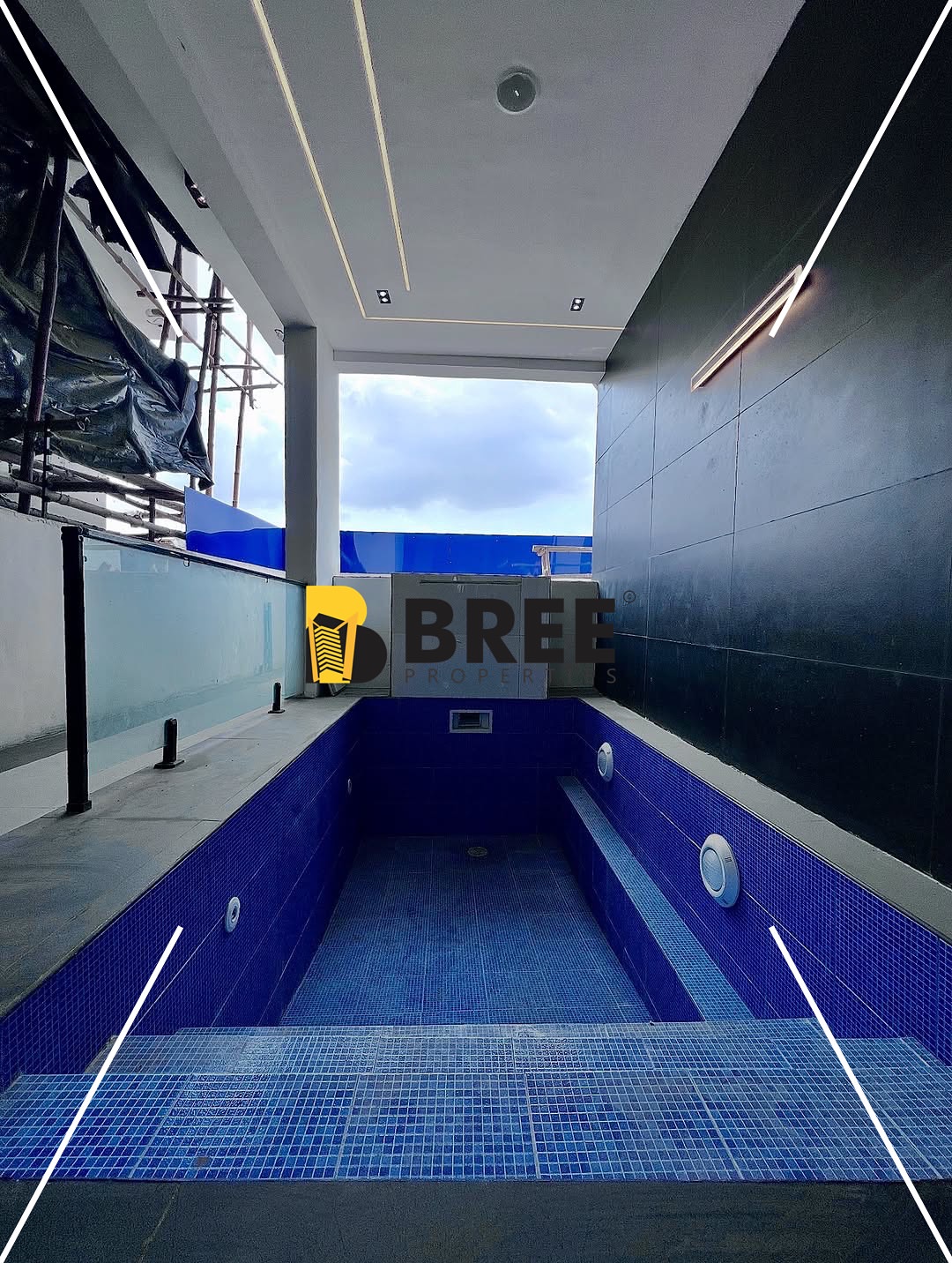 Opulent 5-Bedroom Haven with Resort-Style Pool in Ajah