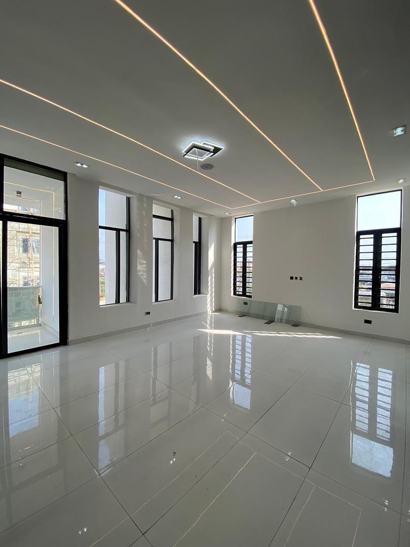 Exquisite 5-Bedroom Haven in Chevron’s Serene Estate