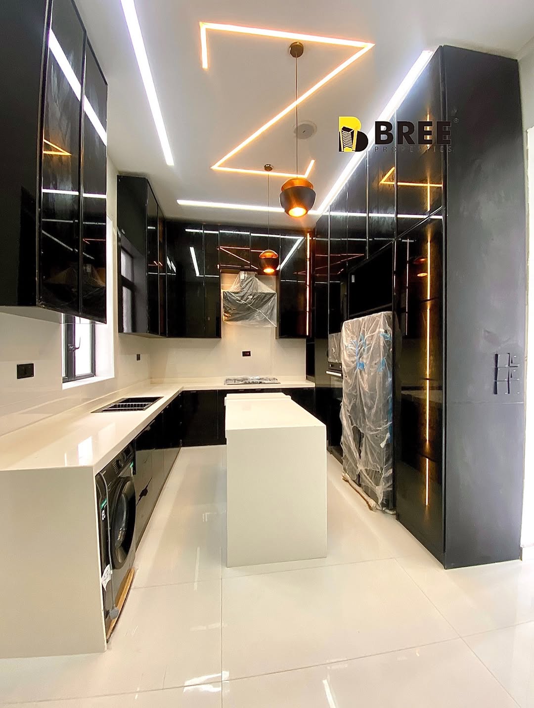 Opulent 5-Bedroom Haven with Resort-Style Pool in Ajah