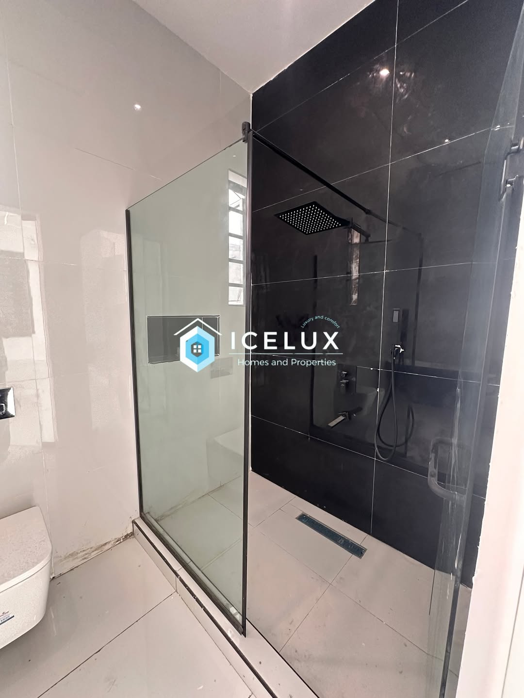 Lagos Luxury: 5-Bed Estate Home with Resort-Style Pool