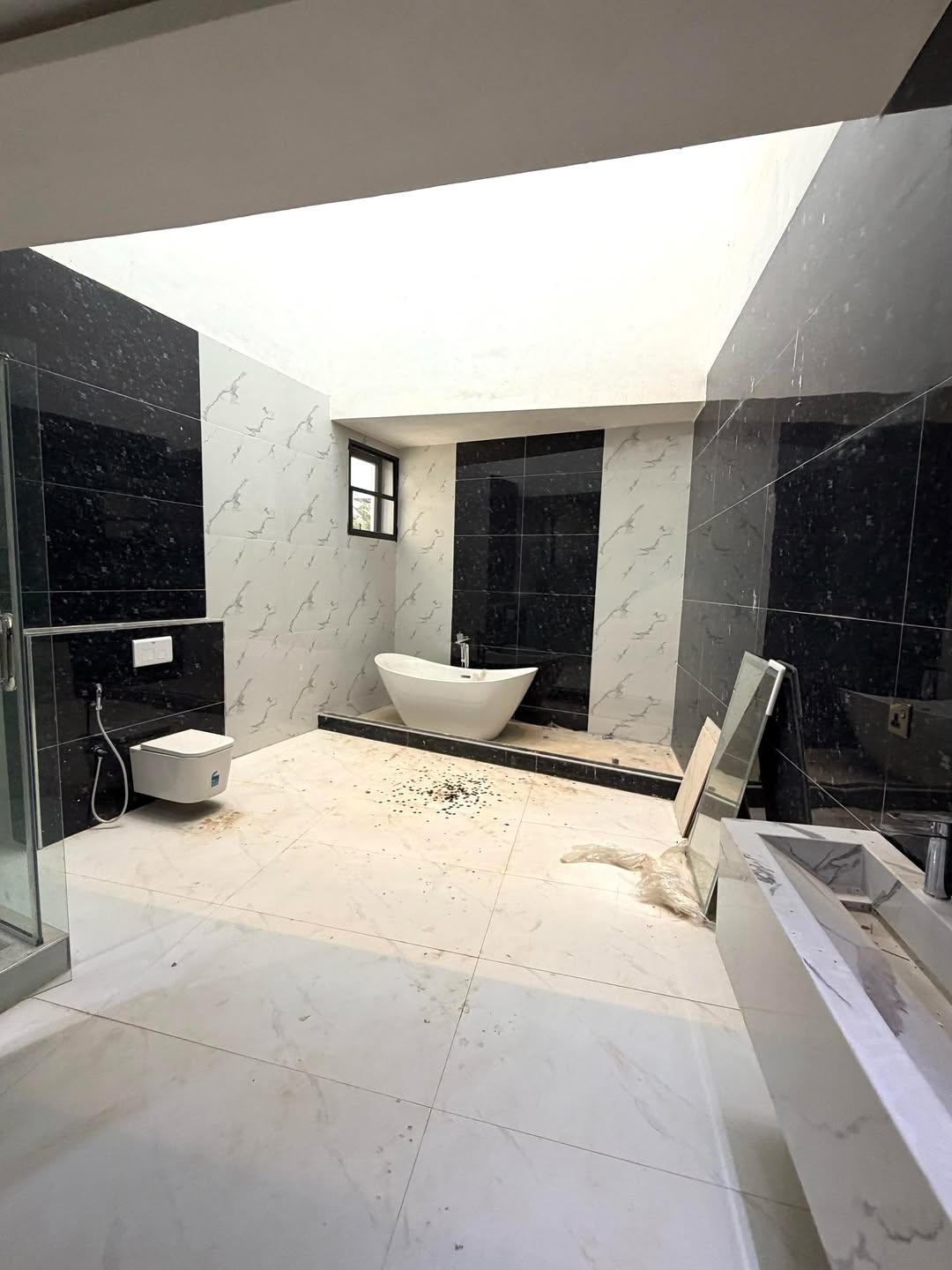 Exclusive 5BR Duplex with Rooftop Pool in Katampe