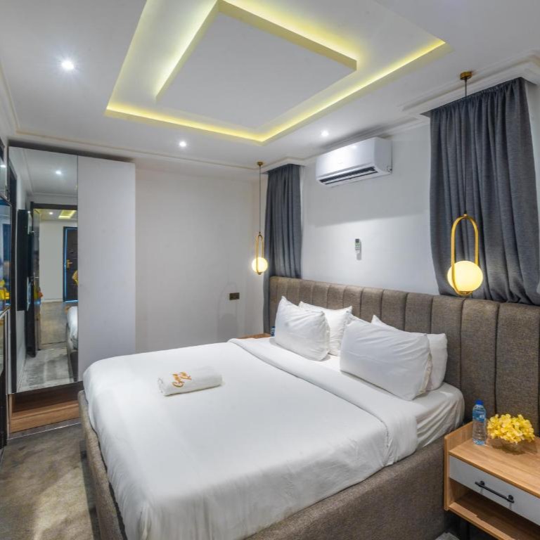 Lekki Oasis: Private Pool & Lake Views