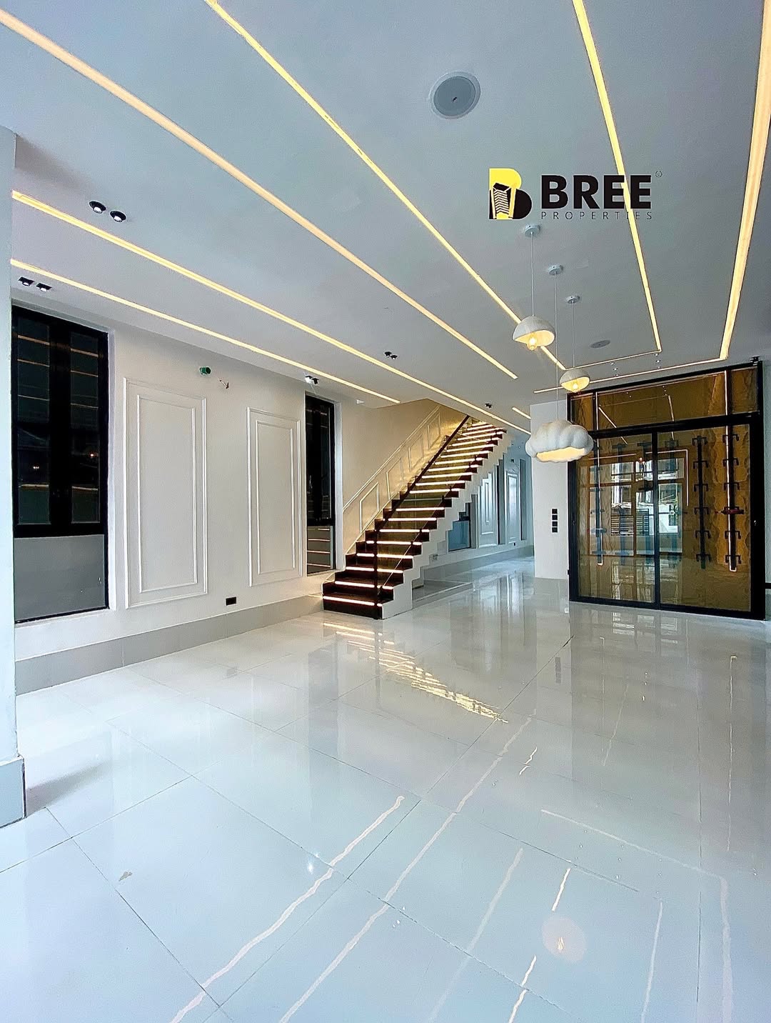 Opulent 5-Bedroom Haven with Resort-Style Pool in Ajah