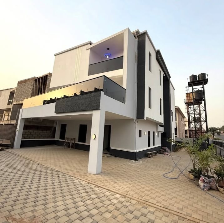 Exquisite 5-Bedroom Duplex with Cinema & Elevator in Guzape