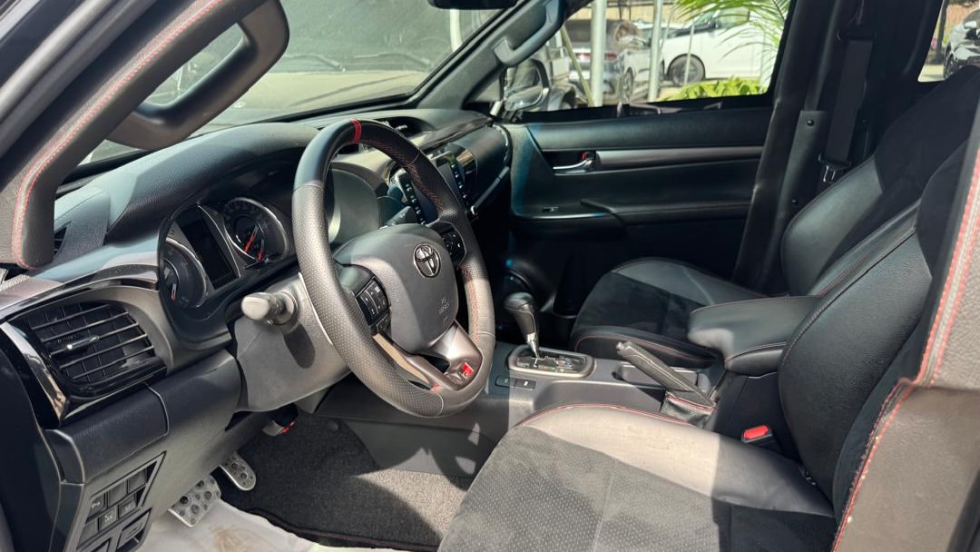 Unbreakable 2023 Hilux V6: Armored Power