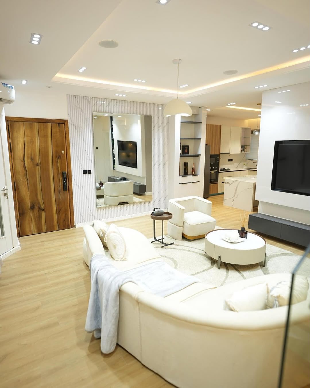 Lekki Haven: 2BR Maisonette with Pool & Chef