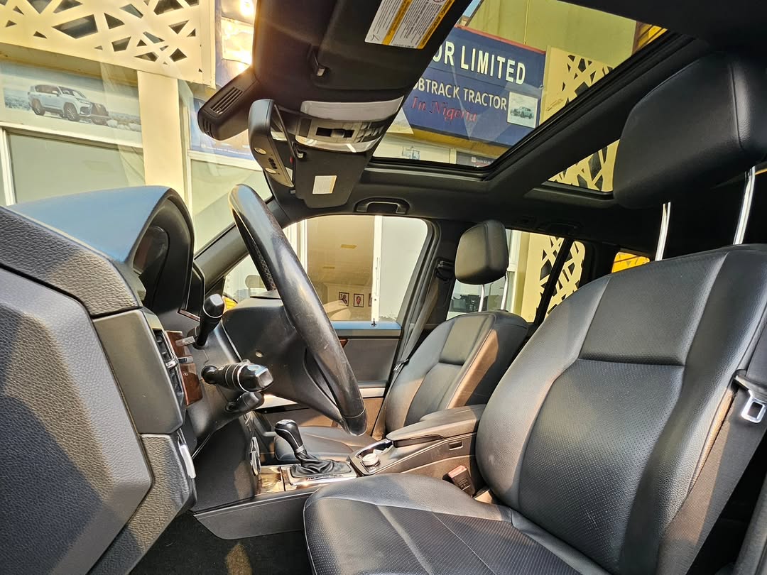 Timeless Luxury SUV: V6 Power Meets Executive Comfort