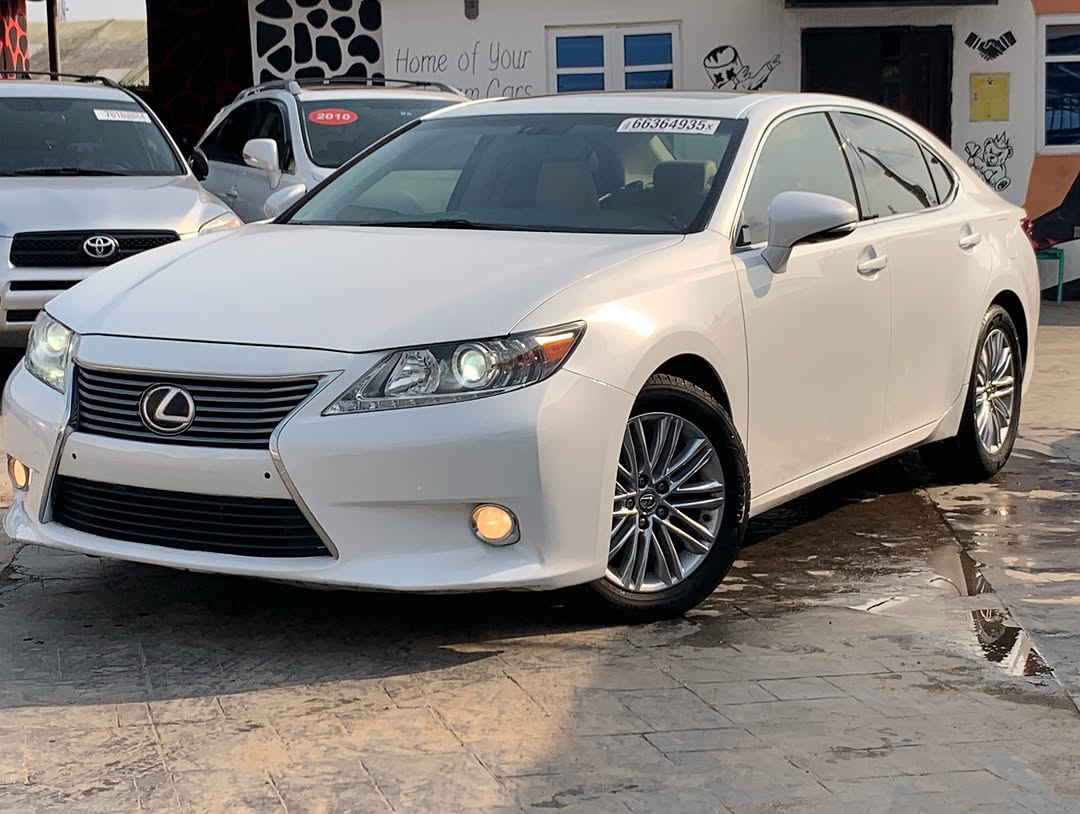 Luxury Lexus ES350: Low-Mileage & Loaded