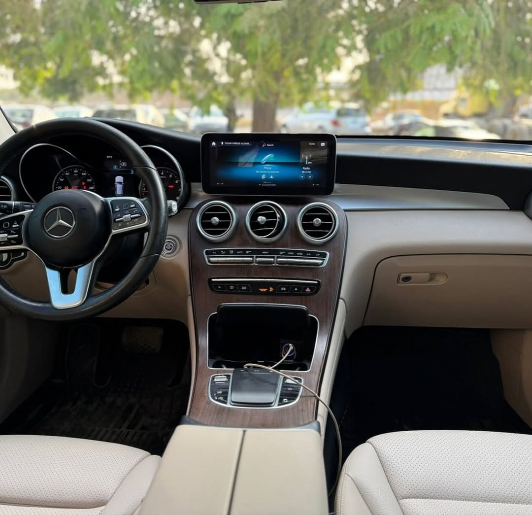 Luxury SUV: Loaded Tech & Heated Seats