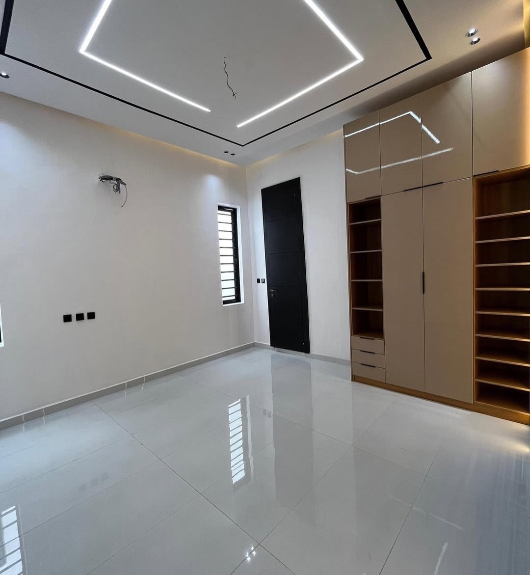 Ultimate 5-Bedroom Estate Gem with Pool & BQ in Ikota