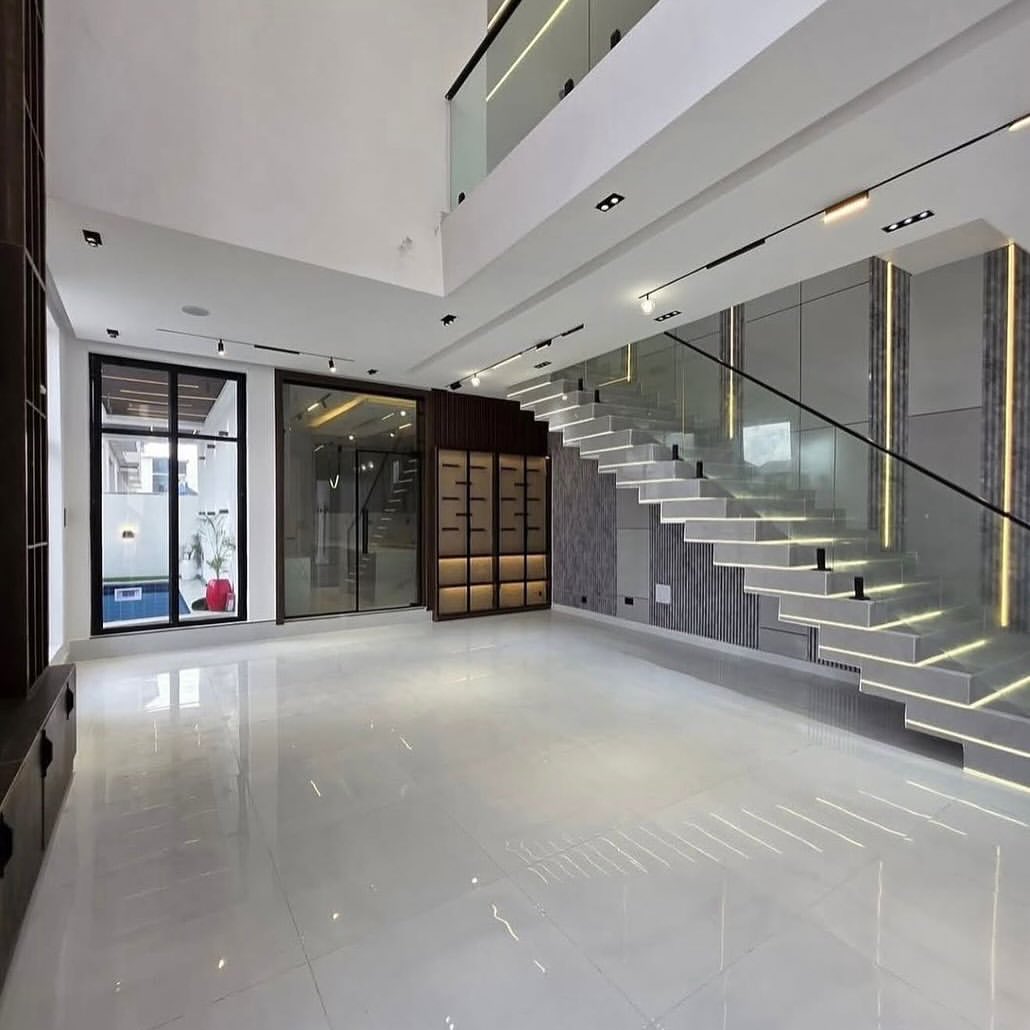 Opulent 5-Bed Duplex with Resort-Style Pool in Chevron