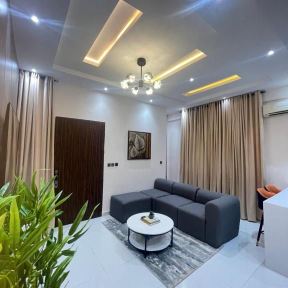 Lagos Haven: Spacious 2BR with Prime City Views
