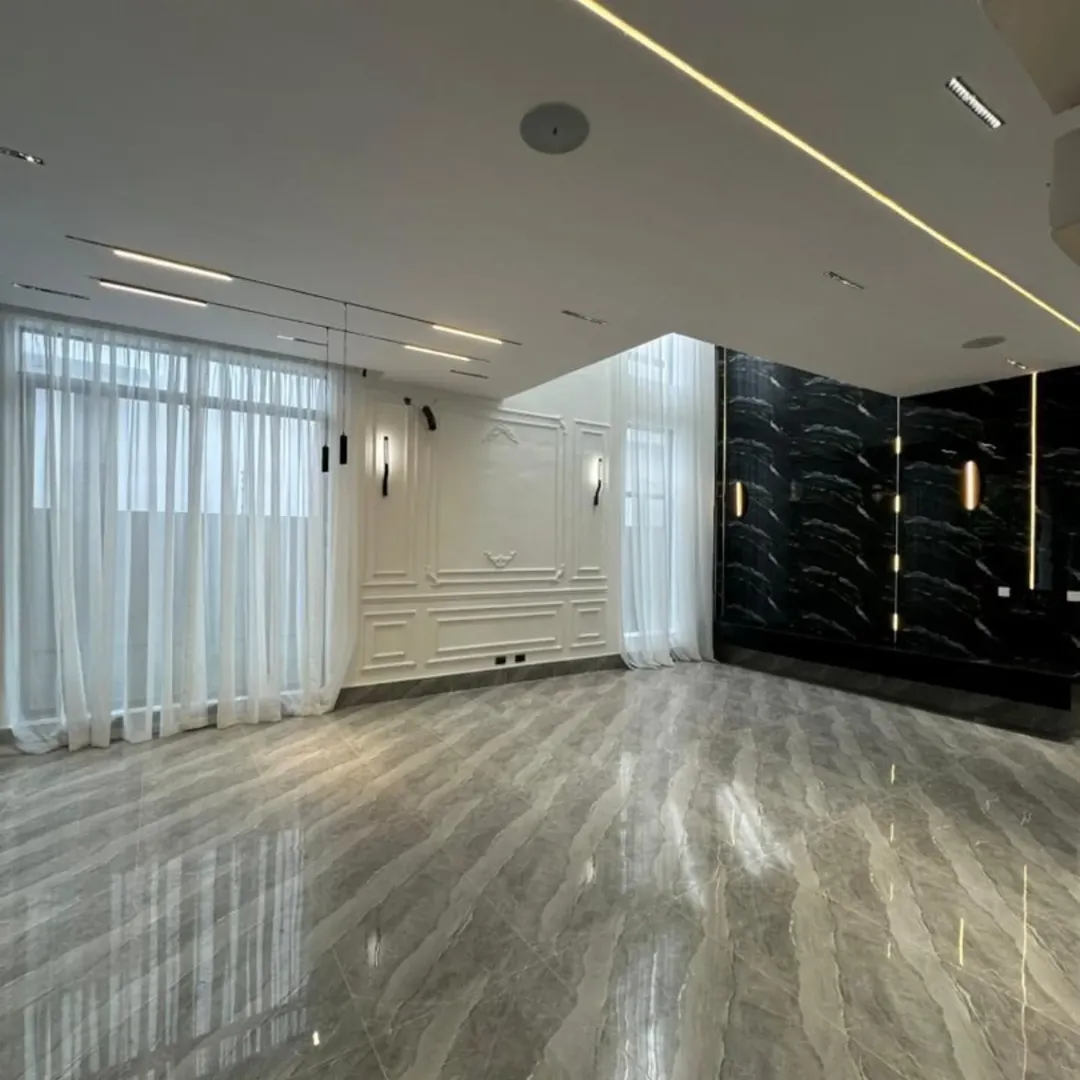 Chevron’s Premier Estate: A 5-Bedroom Oasis with Pool