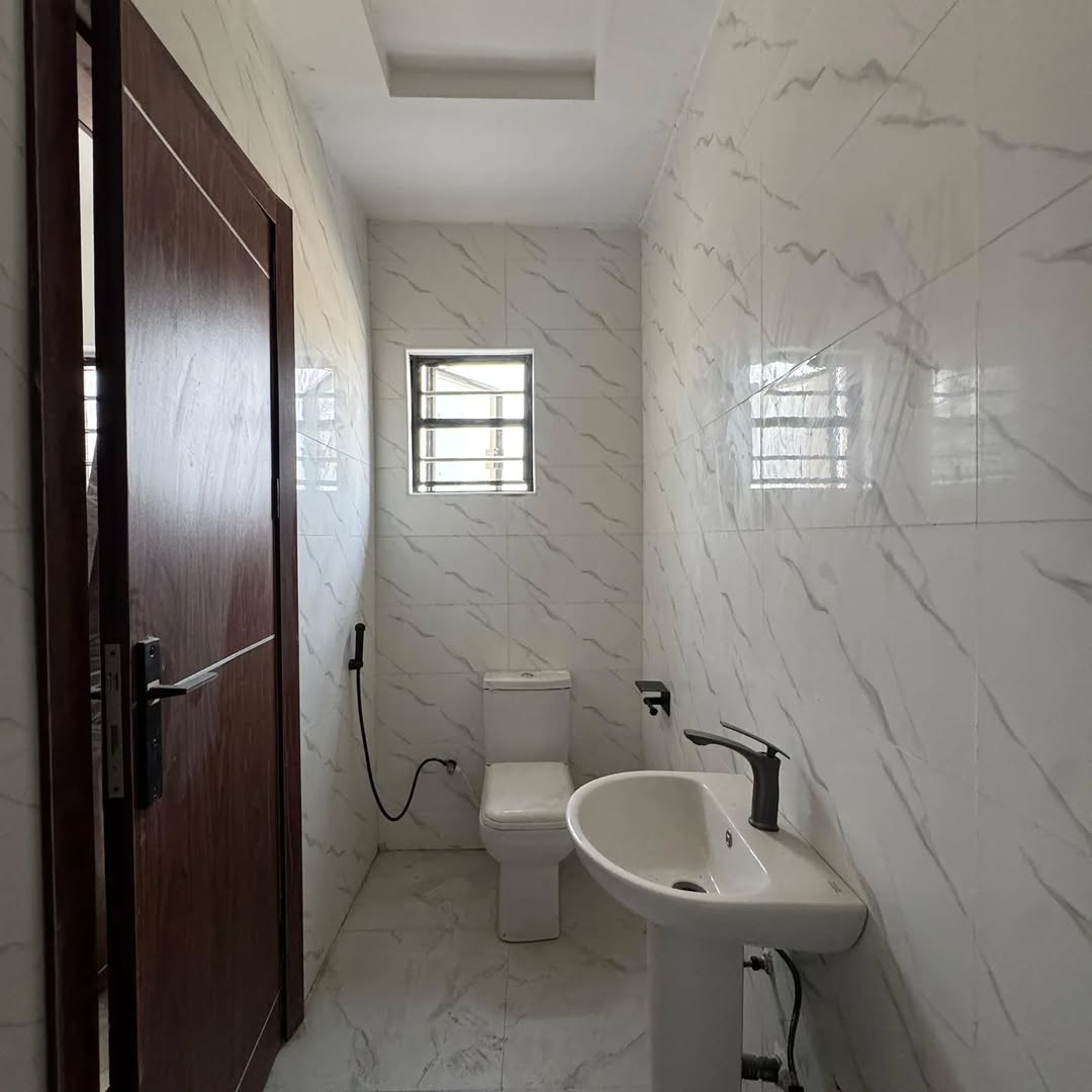 Spacious 2-Bed Ensuite Gem Before Chevron