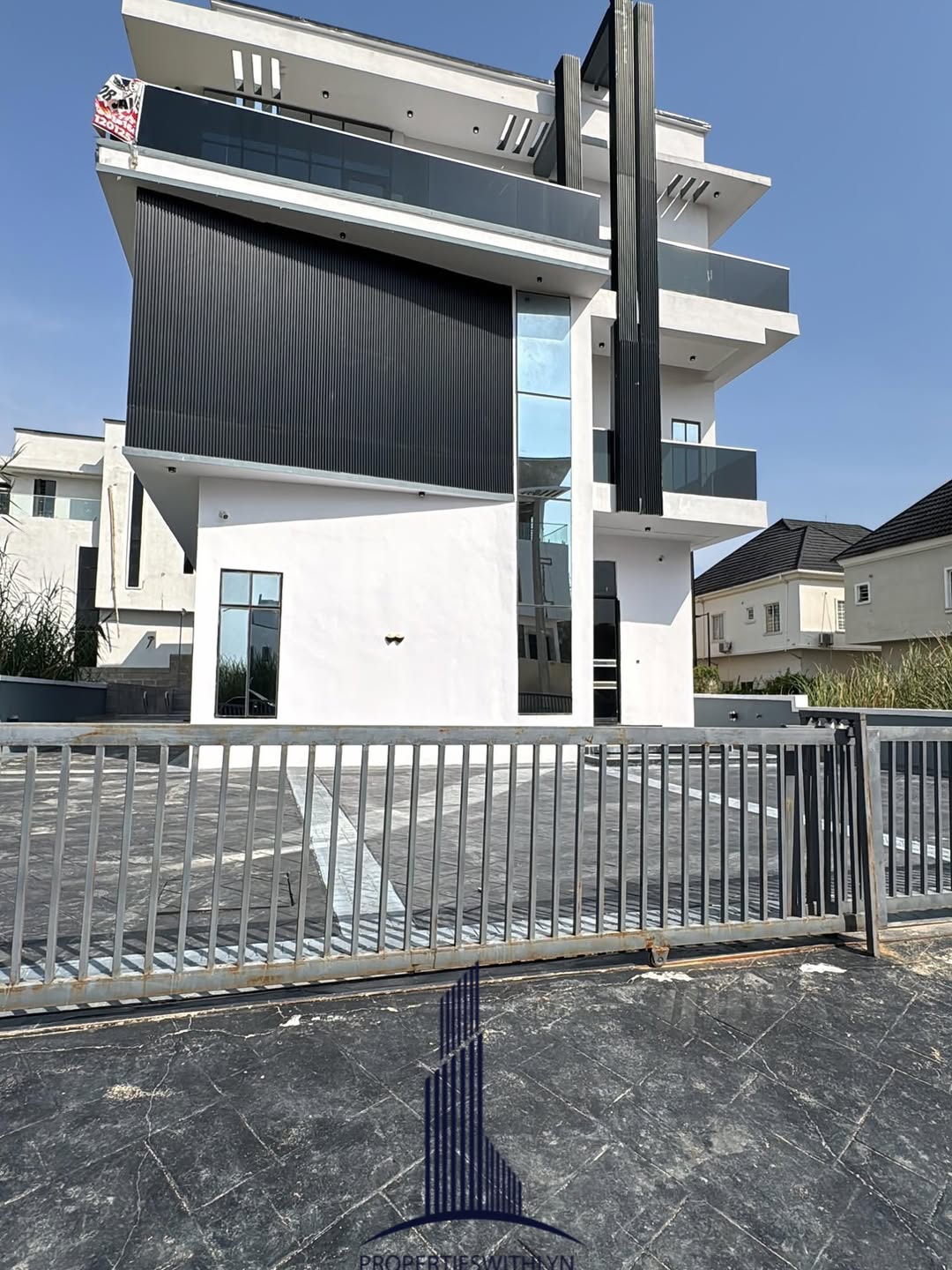 Stunning 5-Bed Duplex with Pool & Jacuzzi in Lekki