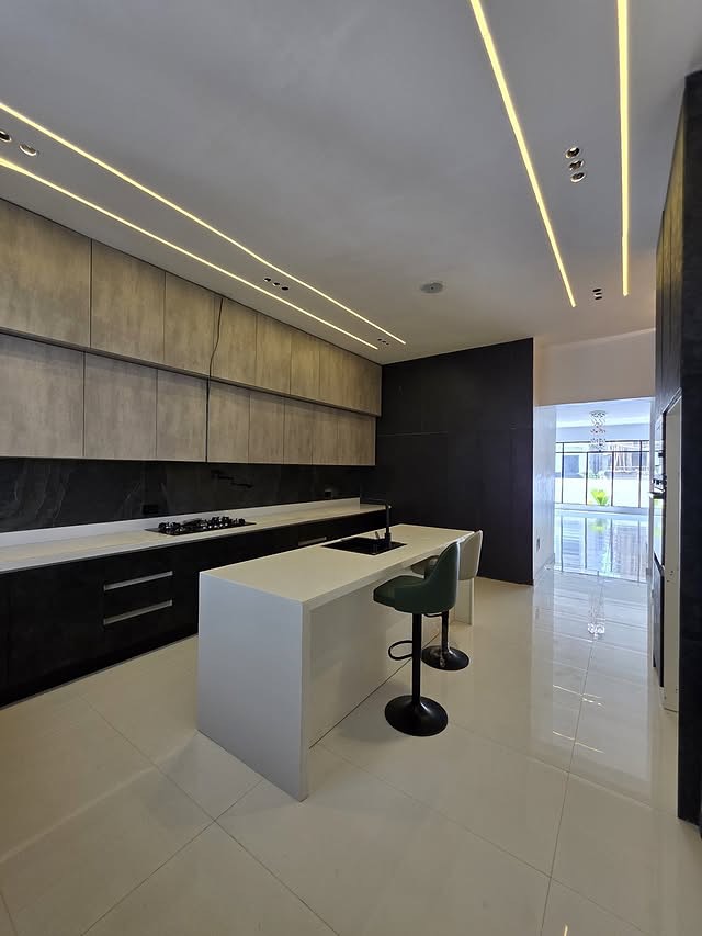 Lagos Luxury: 5-Bed Smart Duplex with Pool & Gym