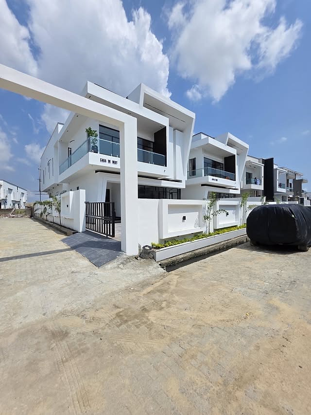 Lagos Luxury: 5-Bed Smart Duplex with Pool & Gym