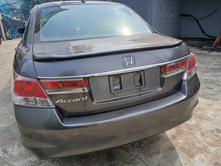 Reliable Honda Accord: Fuel-Efficient & Ready to Drive