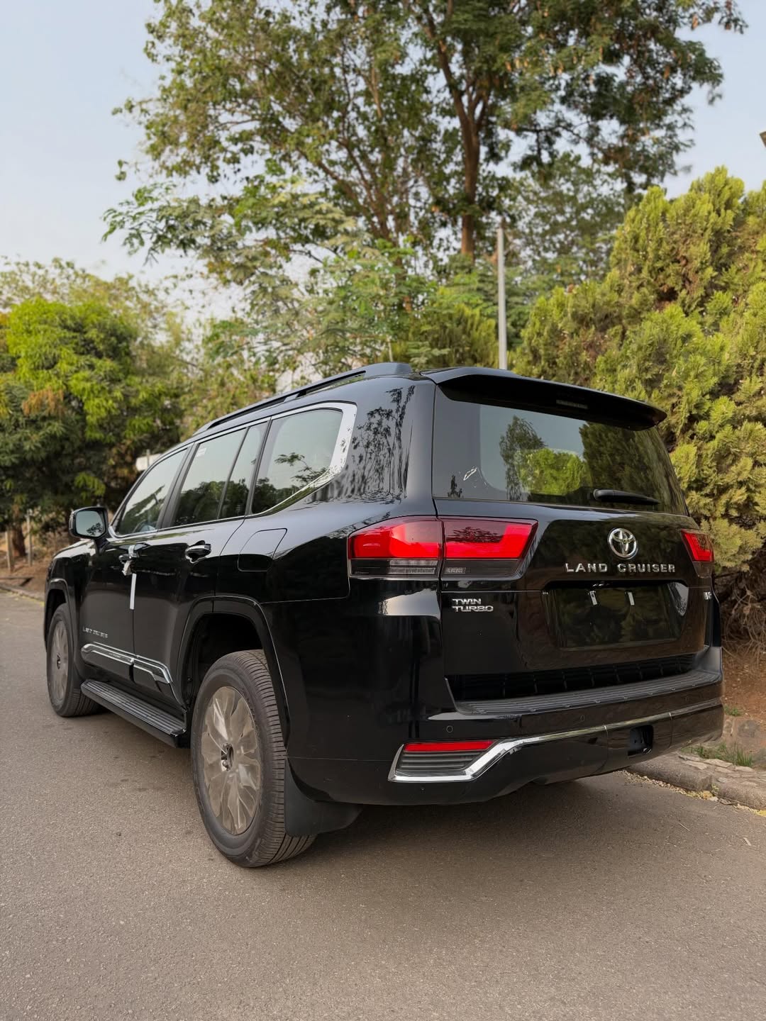 2025 Land Cruiser VXR Twin Turbo: Ultimate Power
