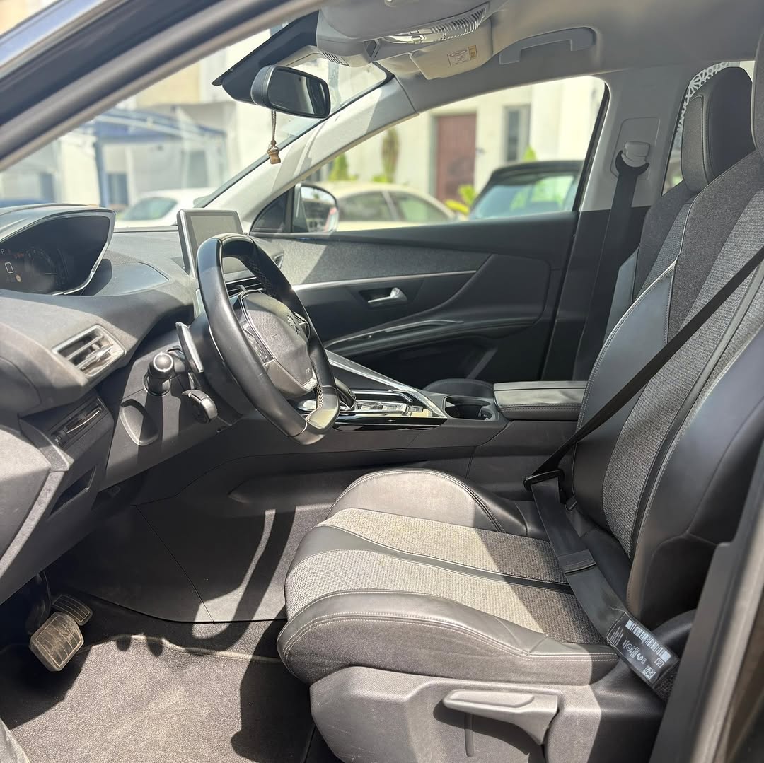 Luxury SUV, Nearly New: 29M