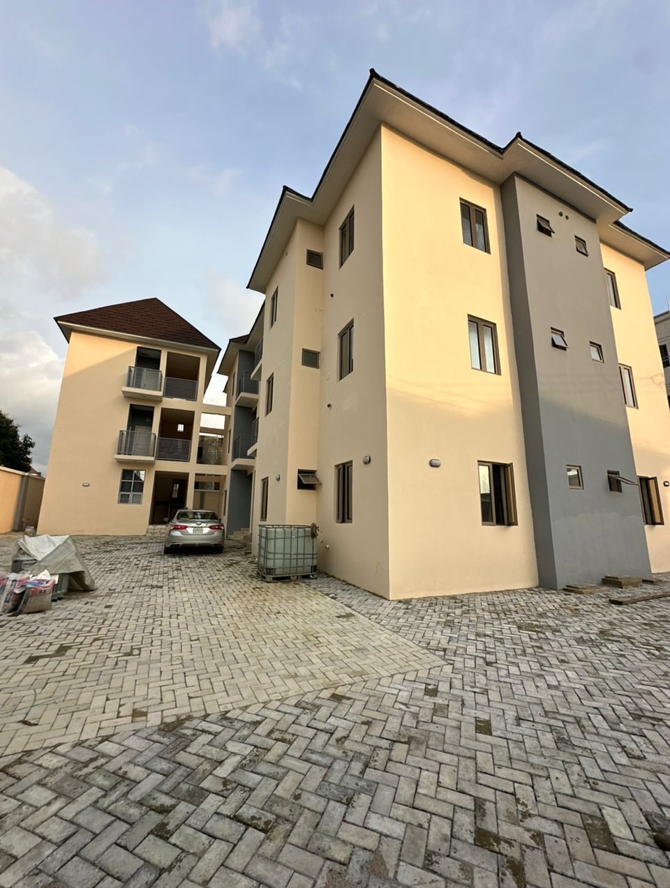 Prime Abuja Investment: 9-Unit Cashflow Gem in Durumi
